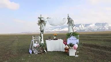 田园主题婚礼现场在大草原上天山脚下视频的预览图